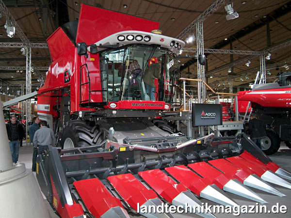 lAuf der Agritechnica 2011 präsentierte Massey Ferguson den neuen Rotormähdrescher MF 9530 Fortia. Angetrieben wird der neue MF 9530 Fortia von einem 8,4-Liter-Motor von AGCO SISU POWER mit einer Nennleistung von 370 PS und einer Höchstleistung von 398 PS bei 1950 U/min (Herstellerangaben ohne Angabe einer Norm) inklusive SCR-Technik der 2. Generation zur Abgasnachbehandlung.