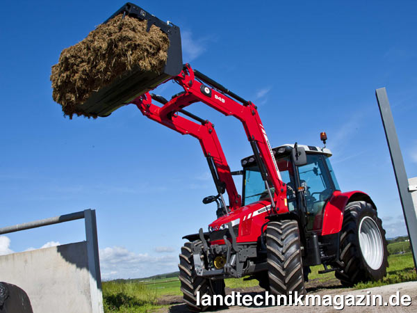 lMassey Ferguson bietet mit der neuen Frontladerbaureihe MF 900 LCS jetzt insgesamt 13 Modelle mit und 6 Modelle ohne mechanischer Parallelführung an. Die Hubkräfte wurden bei allen Modellen gegenüber den Vorgängern erhöht.