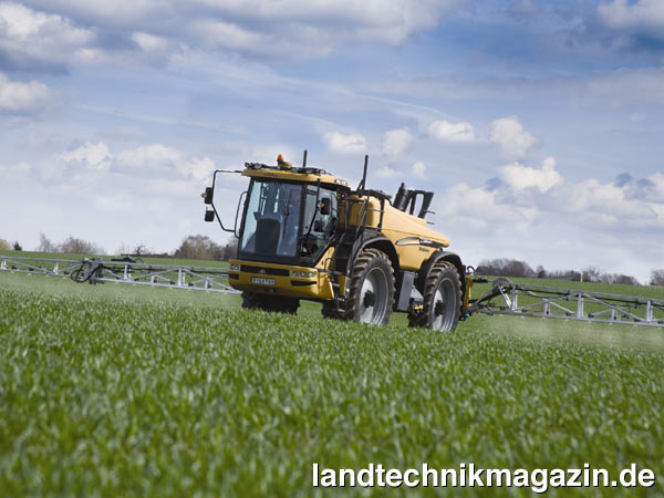 Bild: Je nach Modell verfügt die selbstfahrende Challenger Pflanzenschutzspritze RoGator 600 über einen Spritzmitteltank mit 4.000, 4.800 oder 6.000 Liter Inhalt. Die Gestänge haben eine Breite von 24 bis 36 Meter. Optional kann der RoGator 600 mit zwei Edelstahl-Spritzleitungen für hohe Ausbringmengen von Flüssigdünger ausgerüstet werden.
