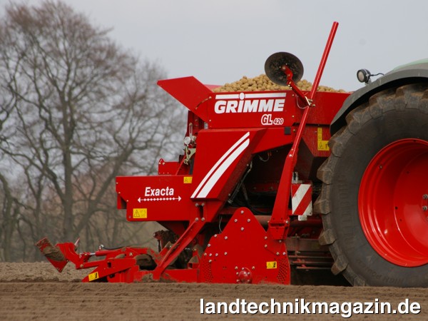 lDer bis zu 2 Tonnen fassende Bunker der GL 420 Exacta von Grimme ist direkt über dem Bodenbearbeitungsgerät angebracht, so dass der Schwerpunkt der Maschine sehr nah am Schlepper liegt.