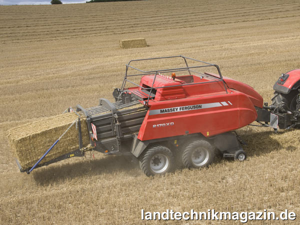 lDie neue Massey Ferguson Großballenpresse MF 2170 XD presst Ballen im Format 120 x 90 cm mit einer besonders hohen Ballendichte. Um dies zu erreichen, wurde der Antriebsstrang nach Herstellerangaben komplett überarbeitet, wobei sowohl Einzelteile als auch der komplette Rahmen der Presse massiv verstärkt wurden, um die zusätzliche Last aufnehmen zu können.