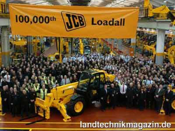 lGrund zum Feiern: Der 100.000ste JCB-Teleskoplader rollt vom Band.