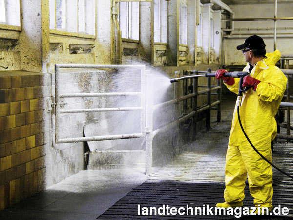 lDas alkalische Einweichmittel RM 92 AGRI von Kärcher wird in 1-2%-iger Lösung ausgebracht. Es haftet an der Oberfläche und sollte je nach Verschmutzungsgrad bis zu 30 min einwirken.