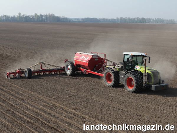 lMit TONI – TELEMATICS ON IMPLEMENT von Claas Agrosystems bekommt der Betriebsleiter ein Werkzeug, mit dem er landwirtschaftliche Arbeitsketten analysieren und optimieren kann. Es müssen nicht mehr zwei Geräte – Schlepper und Anbaugerät – mit Telemetriesystemen ausgerüstet werden, um eine vollständige Dokumentation zu erhalten. Sind Schlepper und Anbaugerät mit ISOBUS ausgestattet, wird nur noch ein System benötigt – dies spart Kosten, ermöglicht aber auch die Einbindung von Geräten ins Telemetriesystem, für die es aktuell noch keine Telematiklösungen gibt.