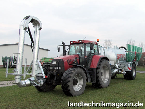 lKotte Landtechnik erweitert die Gülle-Ansaugrüssel-Palette um ein Modell für den Anbau an der Schlepper-Fronthydraulik. Der neue Ansaugrüssel hat eine Nennweite von 200 mm und kann laut Kotte eine Andockhöhe von 2 bis 5 m erreichen.