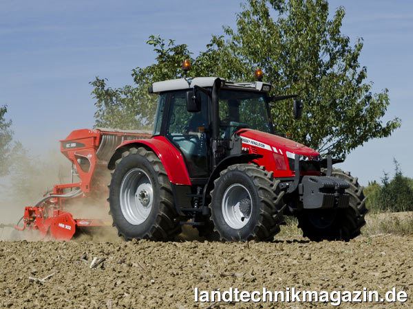 lDer neue Massey Ferguson MF 5410 mit Freisichtmotorhaube erweitert die Baureihe MF 5400 nach unten. Sein 4,4-Liter-Perkins-Motor leistet 55/75 kW/PS und bietet bei 1.400 U/min ein Drehmoment von 310 Nm.
