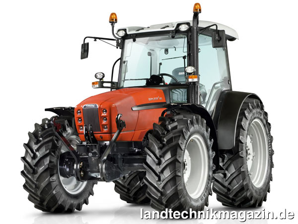 lDie Same Traktoren-Serie Explorer³ besteht jetzt aus den Modellen Explorer³ 90 und 105 mit Motorleistungen (homologierte Leistung nach 2000/25 EC) von 62/85 kW/PS respektive 80/109 kW/PS. Die Motoren im neuen Same Explorer³ erfüllen die Abgasstufe 3a (Tier 3) und sind dabei zu 100 % biodieseltauglich.