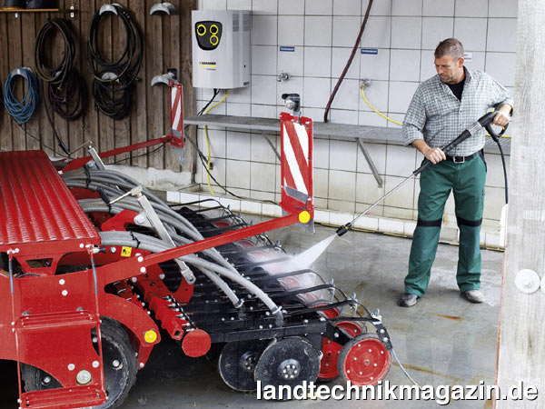 lDie neuen stationären Kaltwasser-Hochdruckreiniger HD 7/16 ST, HD 9/18 ST und HD 13/12 ST von Kärcher sind in mehr als 100 Varianten erhältlich und kommen in Landwirtschaft, Handwerk, Industrie und kommunalen Betrieben zum Einsatz. Sie arbeiten mit max. 180 bar Arbeitsdruck und bis zu 1.300 l/h Fördermenge.
