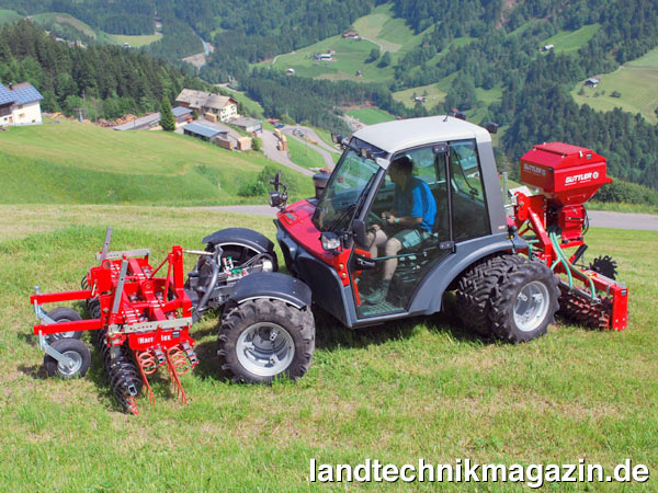 lFür die maschinelle Pflege von hängigen Wiesen und Weiden bietet Güttler den Greenmaster als Alpin-Version an. Das modulare Maschinenkonzept besteht aus einem robusten Striegel, der Prismenwalze und einem Sägerät.