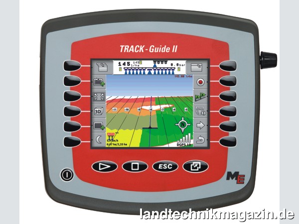 lWas die Hardware angeht, verfügt der TRACK-Guide II von Müller-Elektronik über mehr Leistung, vor allem durch ein neues VGA-Display. Dieses Display soll gestochen scharfe Darstellungen ermöglichen und mehr Inhalt bieten. Erhältlich ist der TRACK-Guide II mit zwei Kameraanschlüssen und einem GSM-Modem.