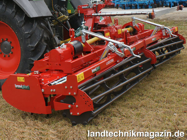 lAb sofort bietet farmtec in Deutschland die neue klappbare Breviglieri Kreiselegge MekFold 220 mit bis zu fünf Metern Arbeitsbreite an.