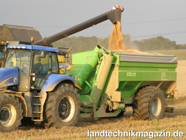 XL-Bild: Der neue Güstrower Überladewagen GTU 21 verfügt über ein Fassungsvermögen von 21 Kubikmetern, also etwa zwei Bunkerfüllungen eines Großmähdreschers. Die Überladeleistung gibt Güstrower für den GTU 21 mit bis zu zwölf Kubikmeter pro Minute an.