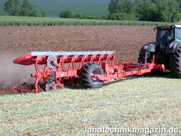 lDer neue Kuhn Monorad-Aufsattelpflug MULTI-LEADER ist von 6 auf 7 beziehungsweise 8 Körper erweiterbar. Die Arbeitsbreiteneinstellung erfolgt durch Umsteckenbolzen am Rahmen, wobei Schnittbreiten von 35, 40, 45 oder 50 cm pro Schar gewählt werden können. Die Einstellung der Vorderfurche erfolgt beim Kuhn MULTI-LEADER hydraulisch direkt von Schlepper aus.