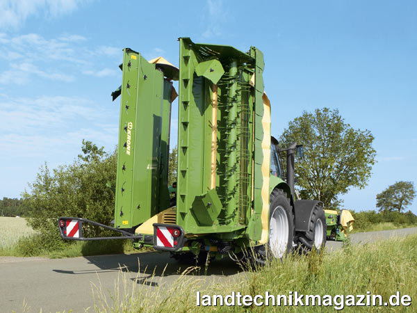 Bild: Für die sichere Straßenfahrt mit einer Transportbreite von 2,95 m und einer Transporthöhe von 4,0 m mit 20 cm Bodenfreiheit soll beim Krone EasyCut B 1000 CV die automatische Transportsicherung sorgen, die durch das Einschieben der Heckeinheiten aktiviert wird.