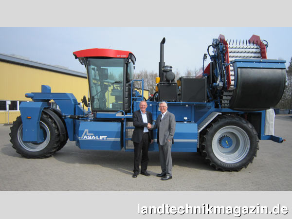 lLaust Sorensen von ASA-Lift (links) und Franz Grimme (rechts) vor der selbstfahrenden Karottenerntemaschine SP 200.