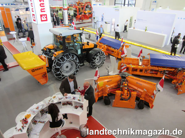 Bild: Auf der IFAT ENTSORGA in München stellt Deutz-Fahr auf einem Gemeinschaftsstand mit seinem Systempartner Rasco einen Querschnitt seines CityLine Traktoren- und Werkzeugprogramms aus.