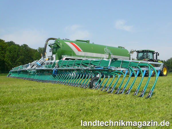 lKotte Landtechnik lieferte kürzlich einen Güllewagen GARANT Profi PTR 25.000 mit dem ersten Bomech Schleppschuhverteiler Greenstar - multi mit 24 m Arbeitsbreite aus. Neu bei diesem Schleppschuhverteiler ist neben der großen Arbeitsbreite auch der integrierte, hydraulisch gefederte Hangausgleich.