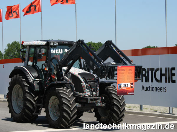 lAls Nummer 382 kam der Fingerprint-Valtra N113 am 24.05.2012 bei der Ritchie Bros. Auktion in Meppen unter den Hammer. Ersteigert wurde er schließlich von einem Internetbieter aus Bayern für 70.000 Euro (ohne Mehrwertsteuer).
