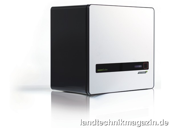 lAkasol konnte sich mit neeoQube (bisheriger Name: AReBAM) gegen starke Konkurrenz durchsetzen und erhielt den Hessischen Staatspreis für intelligente Energie. neeoQube wurde für Privathaushalte und kleine Anlagen konzipiert.