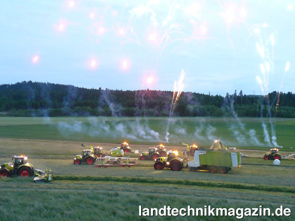lClaas Power Frühling: Zum Abschluss der Maschinen-Vorführungen war ein Feuerwerk in grün und rot zu sehen.