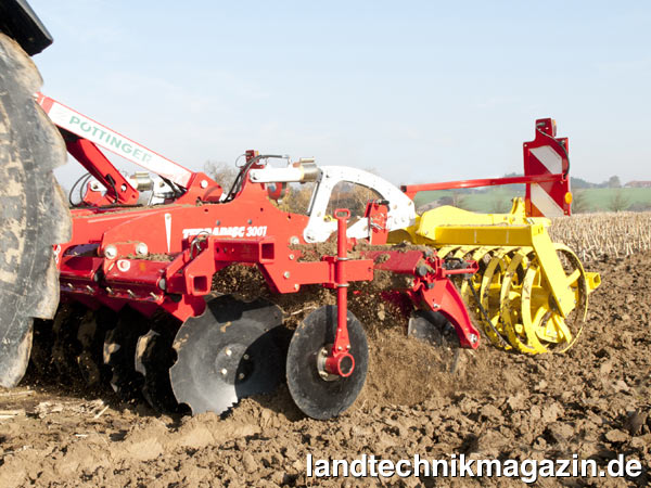 lPöttinger hat seine TERRADISC Kurzscheibenegge technisch weiterentwickelt und stellt mit der Baureihe 1001 jetzt die neue 3-Punkt-Maschine in starrer Ausführung vor.