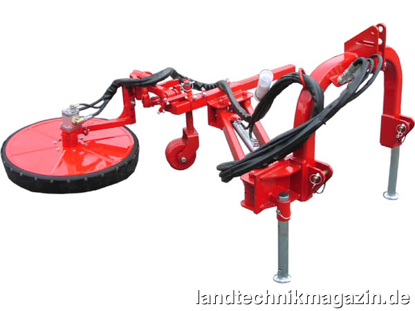 lDer neue Dragone-Randstreifenmäher ist mit 500 mm beziehungsweise 800 mm Arbeitsbreite erhältlich. Bei der Version für den Dreipunkt-Anbau ist eine hydraulische Parallelarmverstellung zum Verschwenken von Transport- in Arbeitsposition serienmäßig.