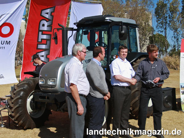 lIm Juni 2012 wurde der Valtra A93 HiTech Traktor an die Weiveld Agriculture School in Südafrika übergeben. Neben dem Traktor umfasst die Spende außerdem den langfristigen Service, Schulungen und die Ersatzteilversorgung.