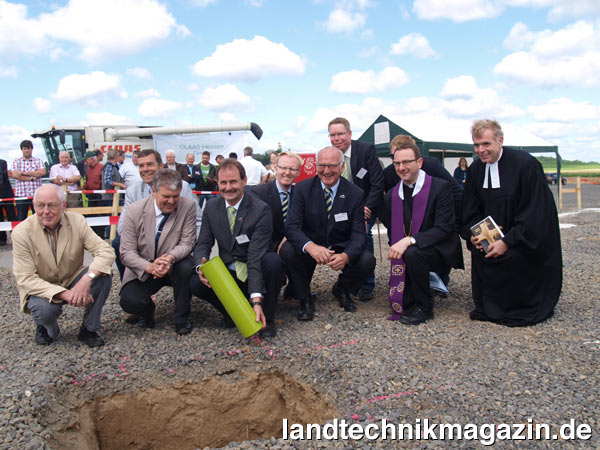 lDer Spatenstich am Standort der Claas Hessen GmbH in Fritzlar ist vollzogen (v.l.n.r.): Vorne im Bild Manfred Jahnes, Stadtrat Bad Wildungen; Wolfgang Gottschalk, Bürgermeister Edertal; Dr. Harald Bräutigam, Geschäftsführer Claas Hessen GmbH; Henning Christian Paulsen, Geschäftsführer Claas Vertriebsgesellschaft mbH; Jürgen Kämpf, Kaplan Kath. Kirche Fritzlar und Dr. Helmut Umbach, Dekan Ev. Kirche Fritzlar. In der hinteren Reihe Hartmut Spogat, Bürgermeister Fritzlar; Robert v. Keudell, Leiter Händlernetzentwicklung Claas Vertriebsgesellschaft mbH; Andreas Koch, kaufmännischer Leiter Claas Hessen GmbH und (verdeckt) Dr. Maximilian Hollerbach, Inhaber Hollerbach Bau GmbH.