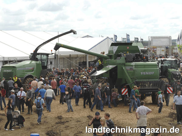 lAGCO/Fendt präsentiert beim Feldtag 2012 auf dem Hofgut Wadenbrunn wieder aktuelle Neuheiten. Auf dem Acker und im Grünland werden zudem über 100 Fendt Traktoren und 130 Anbaugeräte sowie Fendt Erntetechnik-Maschinen bis zu 650 PS im Einsatz zu sehen sein.