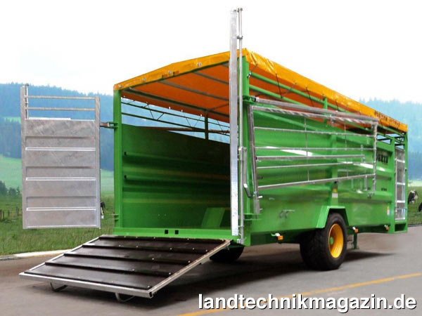 lJoskin bietet mit dem neuen Viehtransporter BETIMAX R mit Laderampe und lackiertem Aufbau jetzt eine preiswerte Alternative zu den bewährten absenkbaren Viehtransportern BETIMAX RDS mit feuerverzinktem Aufbau an.