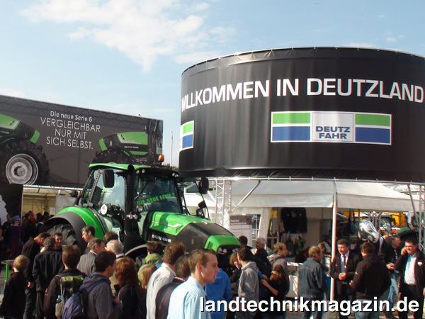 Bild: Auf insgesamt 837 m² Fläche auf dem ZLF stellt Deutz-Fahr sein komplettes Sortiment vor: Traktoren mit Leistungen von 23 bis 270 PS und das neue Mähdrescherprogramm. Der Höhepunkt für die meisten Besucher dürften die neu entwickelten Traktorenserien 6 und 7 sein.
