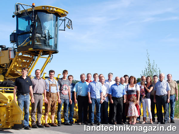 lVorstandschaft und Mausfahrer der LMZ Franken mit der Familie Paintner vor der 1000. ROPA Maus.