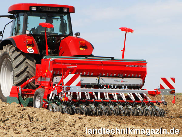 lVogel & Noot stellt mit der ProfiDrill D300 eine neue mechanische Sämaschine mit 3 m Arbeitsbreite für den 3-Punkt-Anbau vor. Die ProfiDrill D300 kann solo oder in Kombination mit allen gängigen Bodenbearbeitungsgeräten eingesetzt werden.