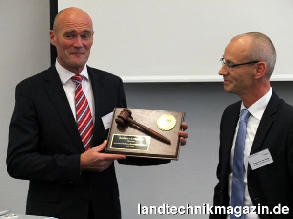 XL-Bild: Rainer Hofmann (links) hat turnusmäßig sein Amt als Chairman der AEF abgegeben. Zu seinem Nachfolger wählte die Mitgliederversammlung in Frankfurt jetzt Peter van der Vlugt (rechts), der bisher Vice Chairman der Organisation war.