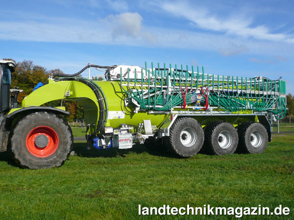 Bild: Der Kotte Schwanenhals-Güllewagen für den Claas Xerion ist mit einem Saugrüssel NW 200 oben auf dem Behälter, 9.000 l-Drehkolbenpumpe sowie 27 m Schleppschlauchverteiler von Vogelsang ausgerüstet. Zur Straßenfahrt wird die Liftachse angehoben.