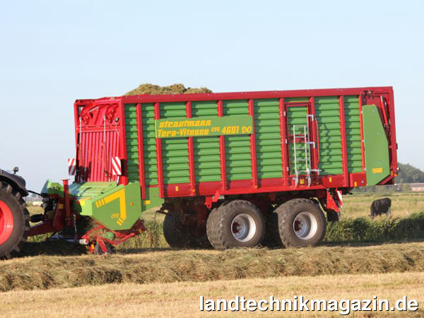lDie neuen Strautmann Tera-Vitess CFS Doppelnutzungs-Ladewagen verfügen über eine Pick-Up mit 2,12 m Breite und ein Schneidwerk mit 50 Messern für eine Schnittlänge von 35 mm. Auch bei der neuen Tera-Vitess CFS sorgt das bekannte Strautmann Continous Flow System (CFS) für hohe Ladeleistungen.