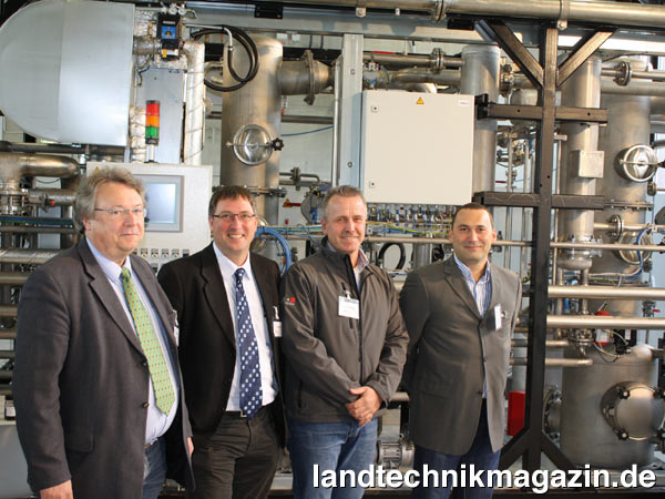 lSie entwarfen und bauten die Technikumsanlage zur Thermochemischen Konversion von pflanzlicher Biomasse, die jetzt im Fraunhofer-Institut Umsicht in Oberhausen aufgebaut worden ist: von links, Dr. Horst Weigelt (Leiter Technologien/Nachwachsende Rohstoffe), Carsten Fehring, Uwe Martin (verantwortlicher Projektmonteur MBB Fertigungstechnik GmbH), Faruk Akcay (verantwortlicher Konstruktionsingenieur MBB Fertigungstechnik GmbH).