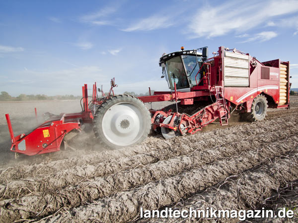 lGrimme bietet den 4-reihigen selbstfahrenden Kartoffelvollernter VARITRON 470 als Alternative zum Modell mit Raupenfahrwerk jetzt auch mit Radfahrwerk an.