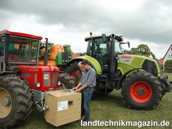 lSeit September letzten Jahres tourt das iGreen-Roadshow-Team per Tieflader durch Niedersachsen, Nordrhein-Westfalen, Hessen, Rheinland-Pfalz und demonstriert bei Landwirten und Lohnunternehmern vor Ort praxisreife und prototypische Lösungen hinsichtlich Auftragserstellung, flexibler Dispositionslösungen, automatischer Dokumentation bis hin zur Rechnungsstellung. Ein zweiter thematischer Schwerpunkt der Roadshow sind automatische Lenksysteme. Zum aktuellen Vorführteam gehören ein Claas AXION 820 mit TELEMATICS und Prototypen-App „Maschinenfinder“, ein Schlüter 1250 VL Special, ein John Deere 6210R mit iGreen-Terminal sowie Anbaugeräte der Hersteller Amazone, Fliegl, Tebbe und Rauch.