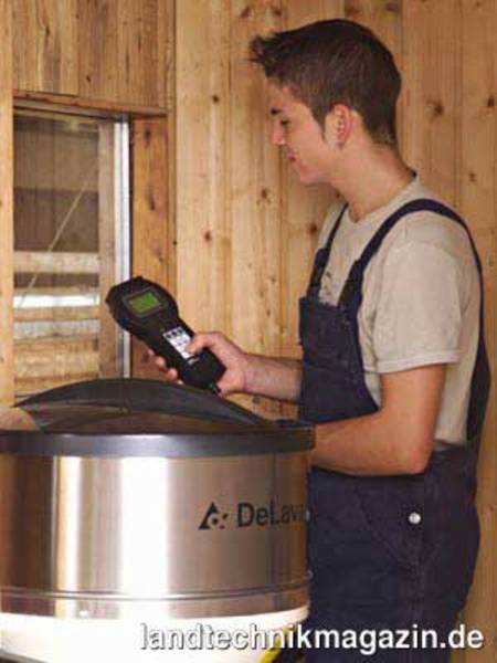 lDie DeLaval Kälbertränkeautomaten CF 500 und CF 1000 mit Anbindung an das ALPRO® Herdenmanagementsystem ermöglichen die Einsicht aller Kälberdaten direkt am Automaten.