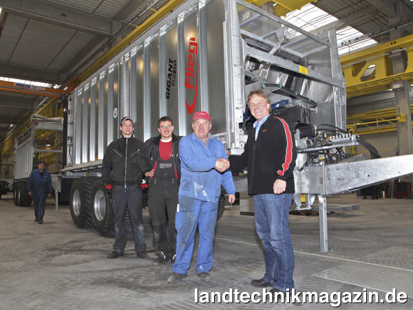 lProduktionsleiter Konrad Hinterwinkler gratuliert Josef Fliegl zum erfolgreichen Produktionsumzug in das neue Fliegl-Werk in Mühldorf am Inn.
