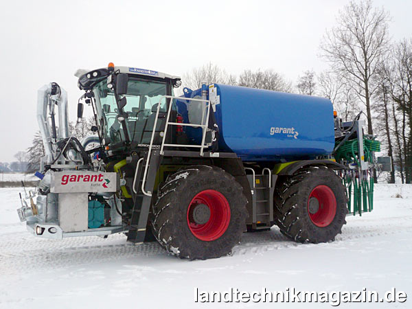 lDer Claas Xerion Saddle Trac mit dem neuen Kotte Gülleaufbau GARANT XST 15.000 und Vogelsang Compax2 Schleppschlauchverteiler in 15 m Arbeitsbreite.