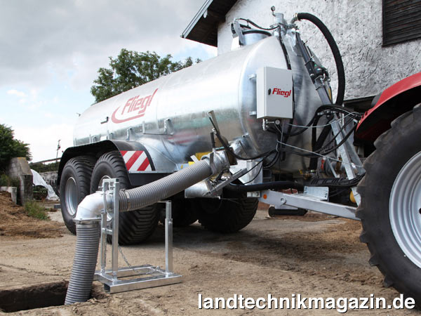 Bild: Das hydraulische Fliegl Schnellkuppelsystem besteht aus dem hydraulischen Schnellkuppler, der direkt am Güllefass montiert wird, und einem Gestell, das den anzukuppelnden Schlauch auf die richtige Höhe bringt und fixiert.