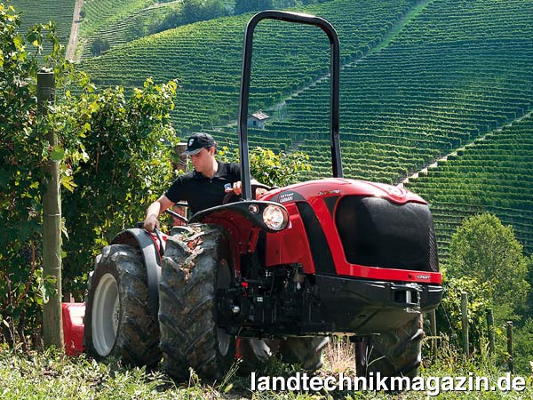 lDie neuen Antonio Carraro Traktoren der Serie S, TRX 7800 S und SX 7800 S, werden von 4-Zylinder-Yanmar-Motoren mit 71/52 PS kW angetrieben. Der TRX 7800 S (im Bild) bietet das Rev-Guide-System RGS, ein integriertes System, das es ermöglicht, den Fahrerstand um 180° zu drehen.