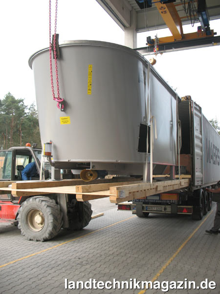 lUm einen kostengünstigen Versand im 40-Fuß-Normcontainer zu ermöglichen, hat BvL den 20 cbm Feststoffdosierer für Biogasanlagen schmaler konstruiert.