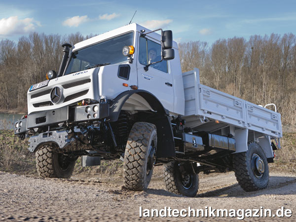 lDie neuen hochgeländegängigen Mercedes-Benz Unimog U 4023 und U 5023 lösen die bisherigen Modelle der U 4000 und U 5000 ab. Angetrieben werden sie von einem Euro-VI BlueEfficiency Power BlueTec 6-Motor, ein Vierzylinder mit jetzt 170/230 kW/PS und einem Drehmoment von 900 Nm.