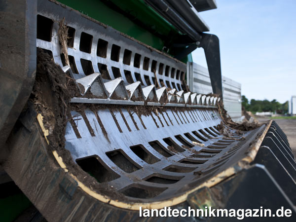 Bild: Blick auf den Siebkorb mit integriertem Wechselsystem beim Komptech Zweiwellenzerkleinerer Crambo.