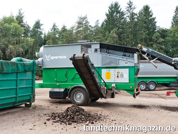 Bild: Beim Komptech Steinseparator Stonefex gelangt die wunschgemäß zerkleinerte Biomasse zunächst in die Trennkammer des Separators. Hier werden die Steine unter kontrollierten Druck- und Strömungsverhältnissen nach Herstellerangaben schnell und zuverlässig aus der Biomasse-Fraktion separiert. Dabei erreicht der Stonefex laut Komptech einen Abscheidegrad von mehr als 90 Prozent.