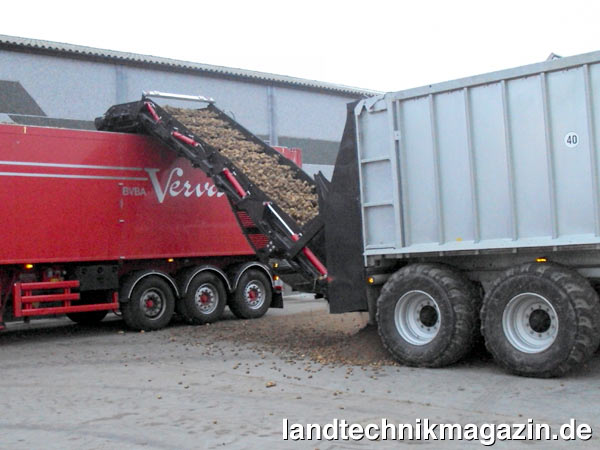 lDas neue Fliegl Kartoffel-Überladeband Pom-Over wird an einen Fliegl Abschiebewagen angebaut und sorgt für ein schonendes und zugleich schnelles Beladen der Transportfahrzeuge. Die Überladehöhe des Fliegl Pom-Over lässt sich stufenlos von ca. 3 bis ca. 4,5 m variieren.