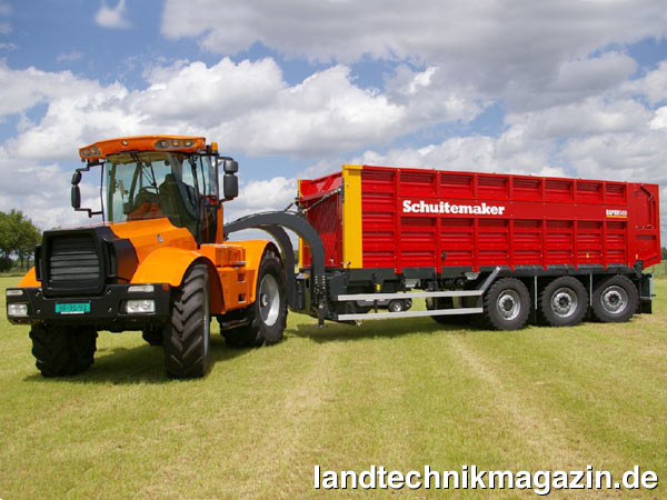 lDer von einem Veldhuizen Luctor gezogene Schuitemaker Ladewagen Rapide 8400 RS ist für Geschwindigkeiten bis zu 80 km/h ausgelegt und offiziell für Fahrten auf der Autobahn zugelassen. 53 Kubikmeter respektive 26 Tonnen Gras lassen sich so mit diesem Gespann zügig auch über größere Entfernungen transportieren.